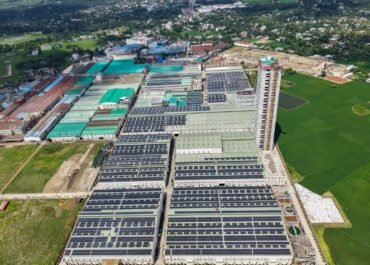 Vista aérea de complexo industrial com painéis solares nos telhados, representando ESG e sustentabilidade nas empresas