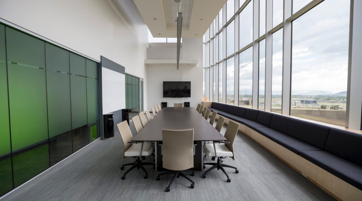 Sala de reunião corporativa moderna representando governança corporativa e compliance